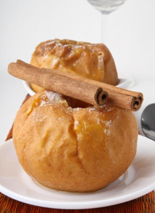 jabolka z medom v mikrovalovni pečici