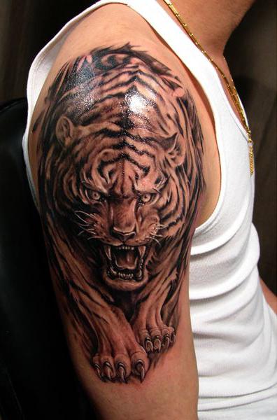 uśmiechnięty tatuaż o wymiarze tygrysa
