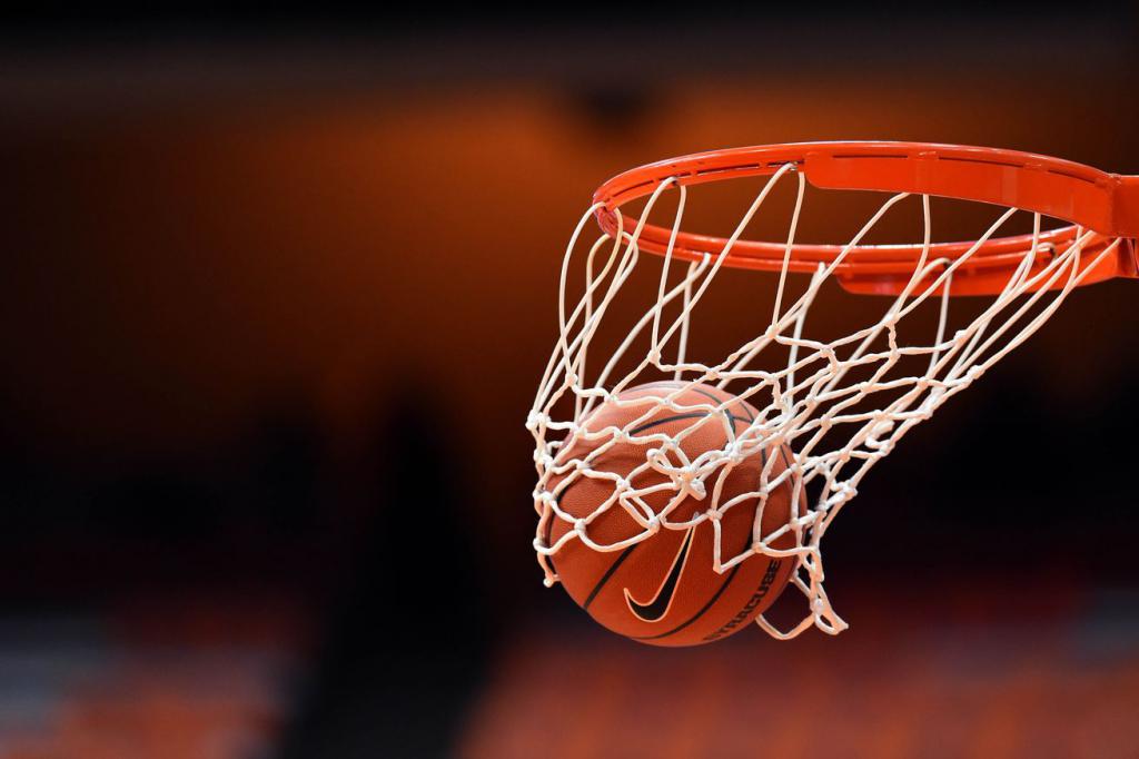 basketbalový míč v košíku