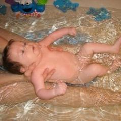 къпане на новородено бебе