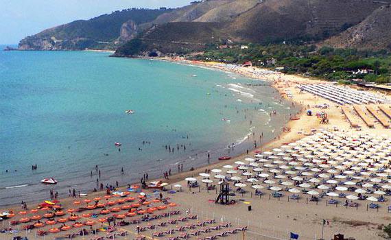wakacje na plaży we Włoszech w sierpniu