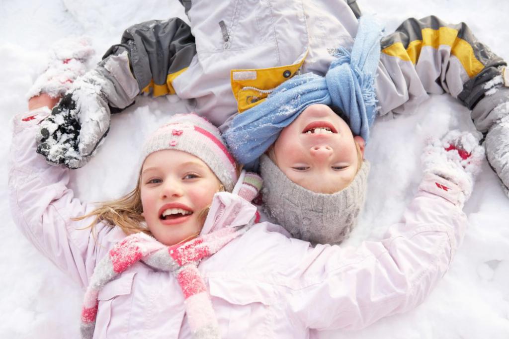 деца играят в снега