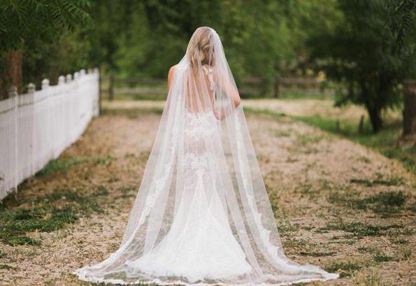 koronkowe suknie ślubne z otwartymi plecami