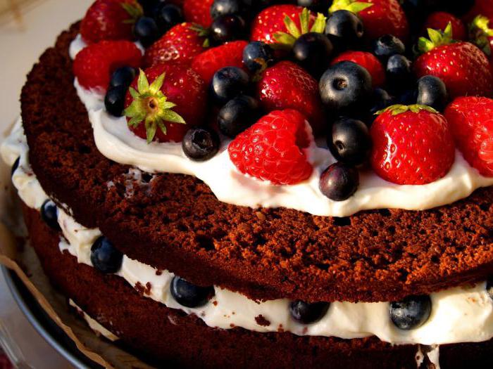 торта със сметана и плодове
