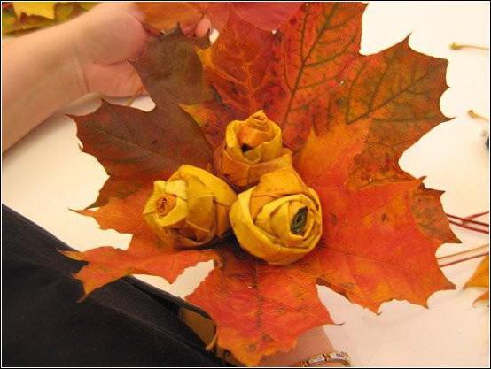 Ekan z listů s vlastními rukama na podzim