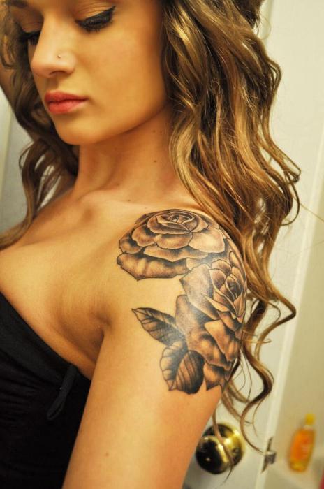 tatuaggio sulla spalla per foto di ragazze