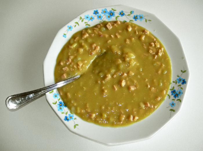 zuppa di piselli in brodo di manzo
