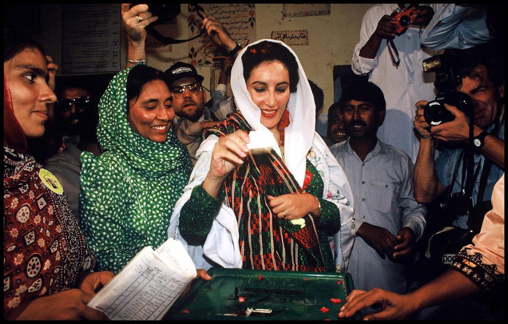 Benazir Bhutto podczas głosowania