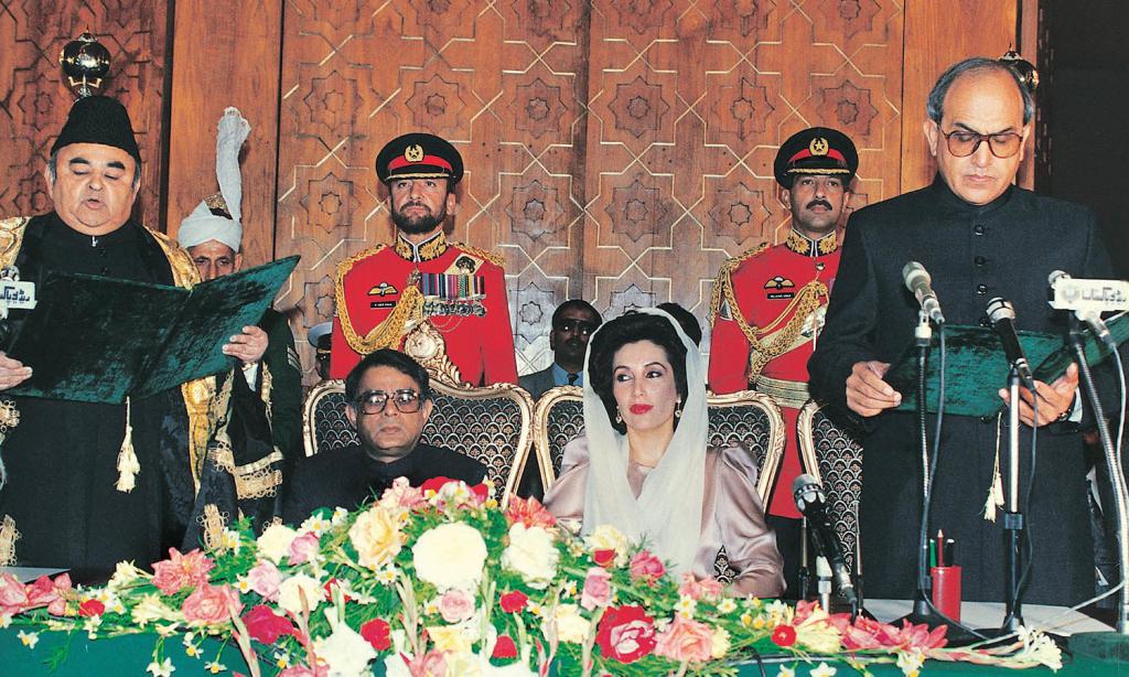 Benazir Bhutto durante l'inaugurazione del presidente Legari