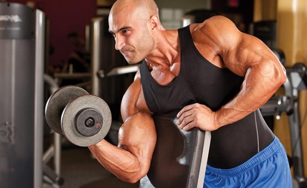 biceps cvičení s činky