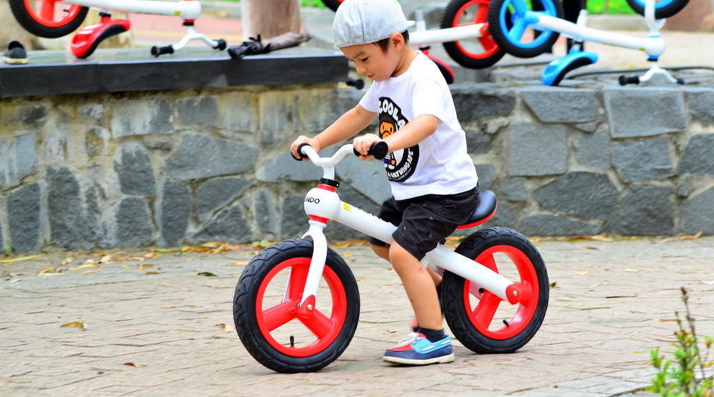 Biciclette senza piedi per bambini