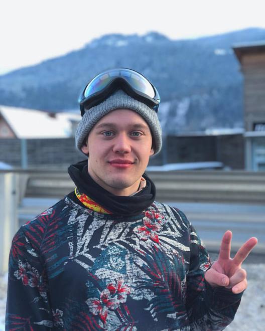 Młody snowboardzista Sasha Smelov