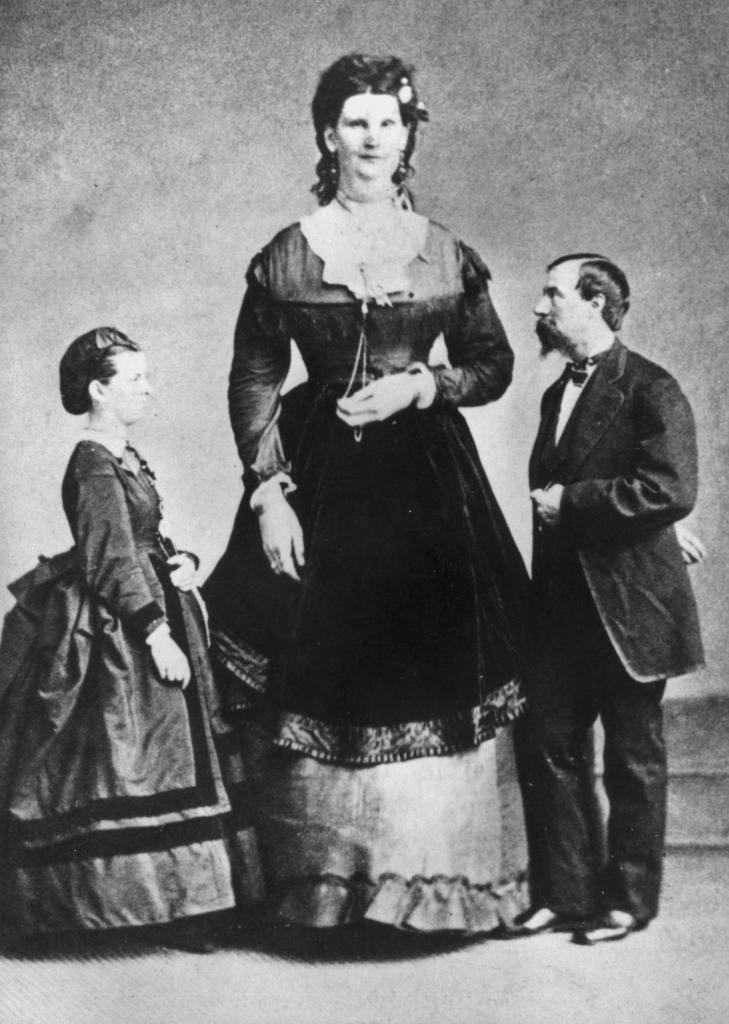 Anna Hayning Bates accanto a persone di media altezza