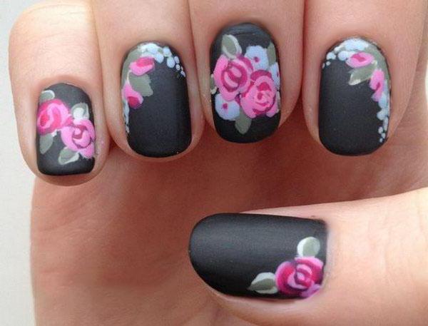 crni dizajn noktiju s cvijećem