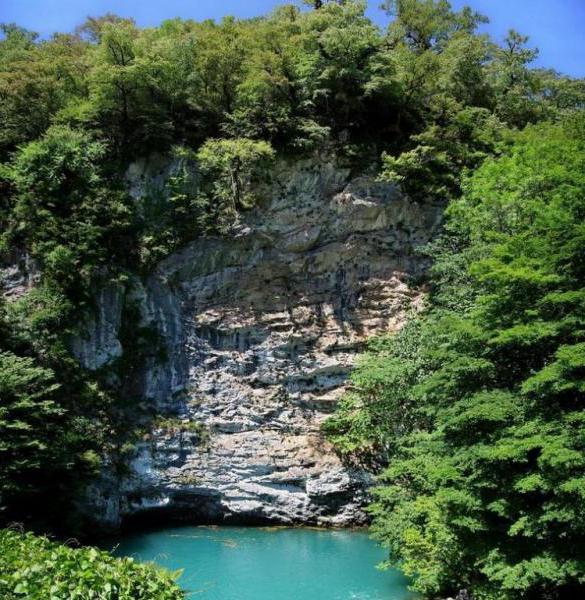 Дълбоко синьо езеро Абхазия