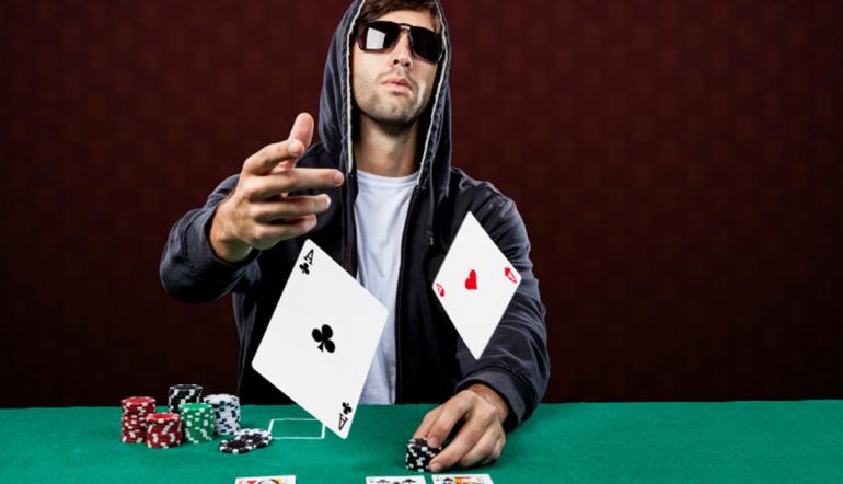 Pokerový hráč blufuje
