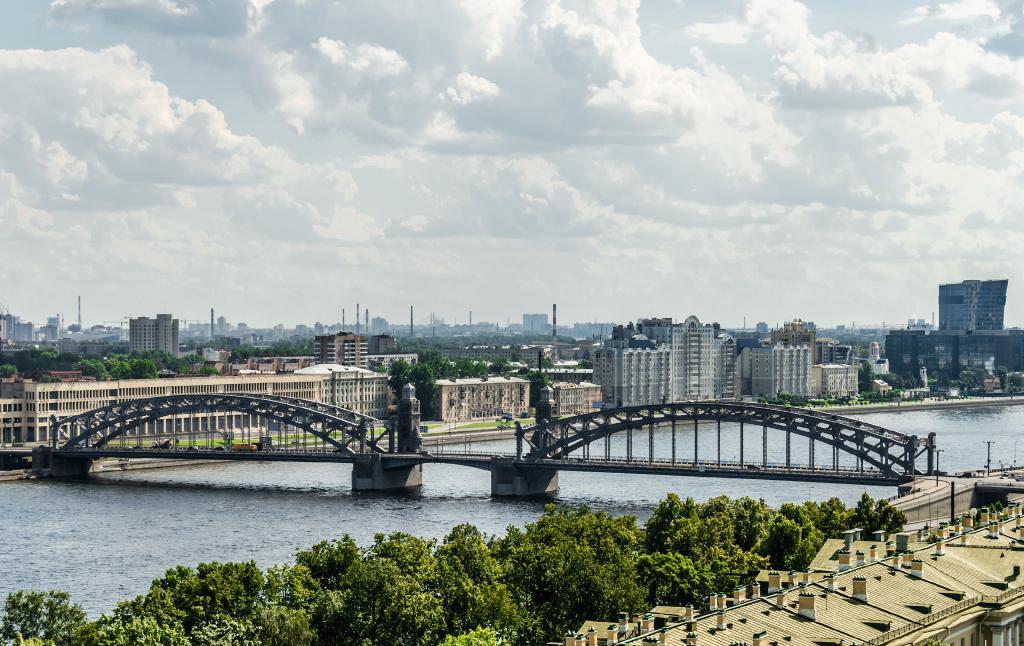 Bolsheokhtinsky most v odpoledních hodinách