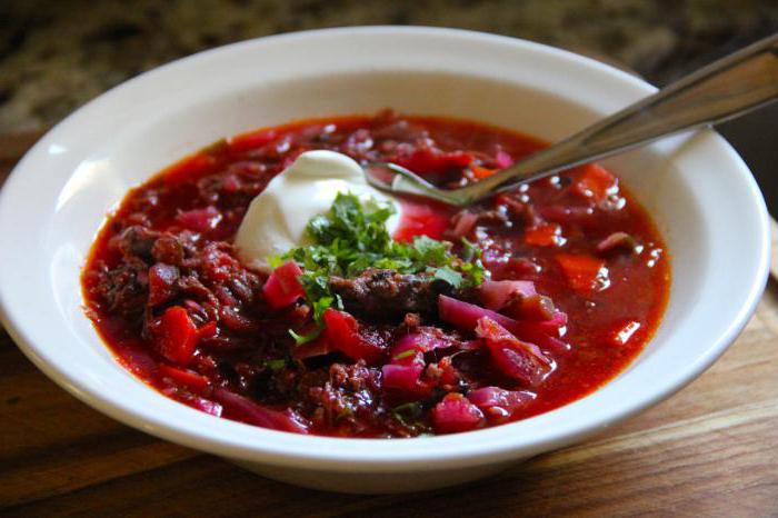 borscht con maiale in una pentola a cottura lenta