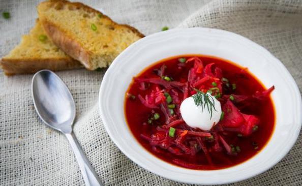 borscht con cavolo fresco e barbabietola rossa