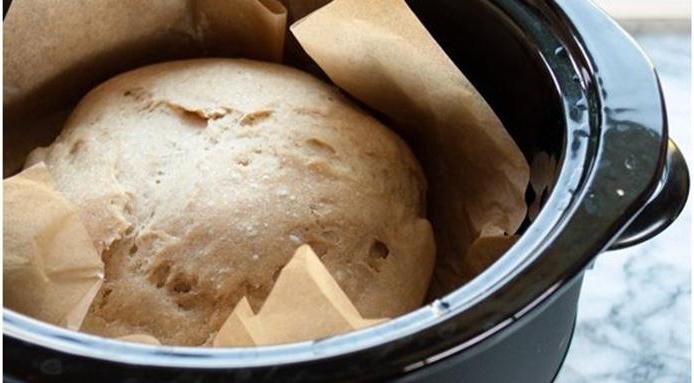 pečte chleba v pomalém sporáku