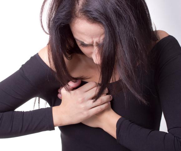 симптоми на кистата на гърдата