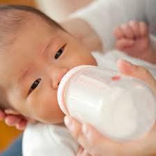 Nutrire i neonati con il latte materno