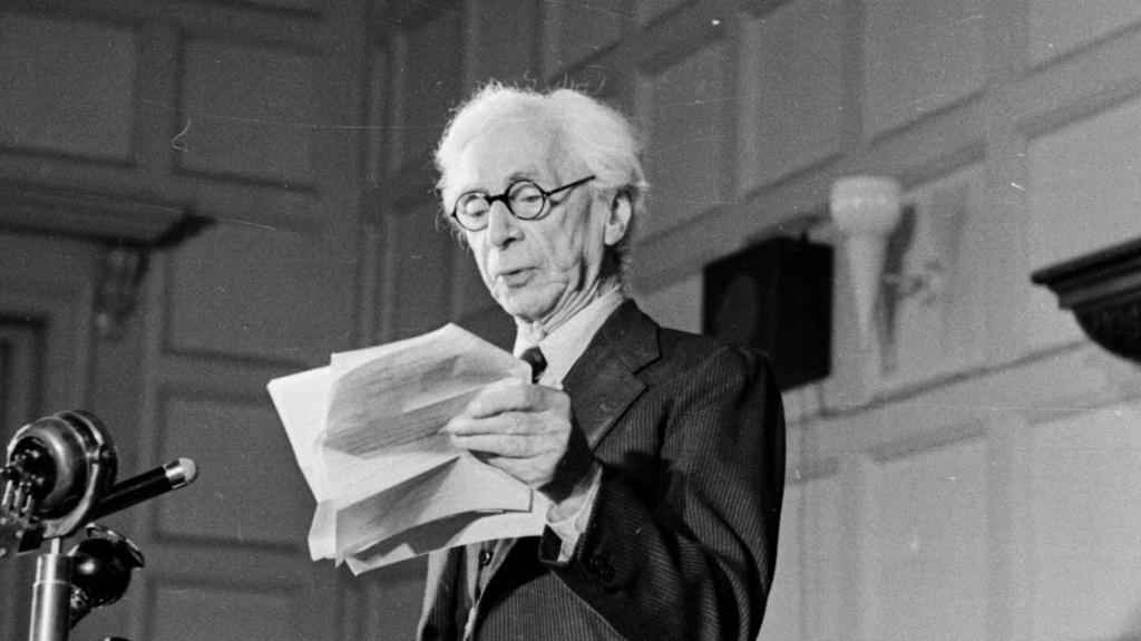 Bertrand Russell predava