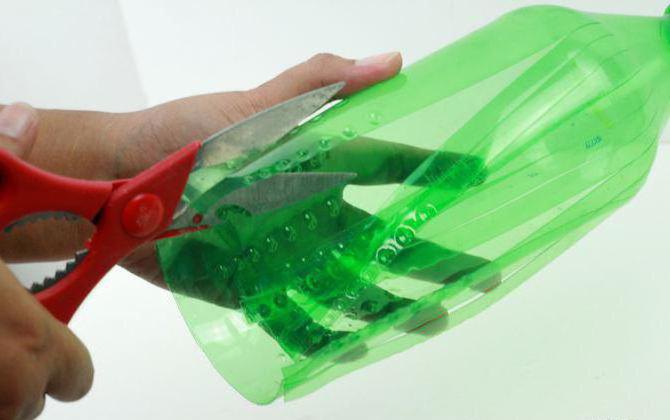 Miotła z plastikowych butelek zrobi to sama