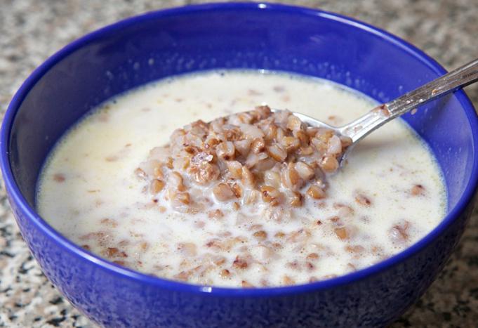 porridge di grano saraceno con latte in una terrina redmond