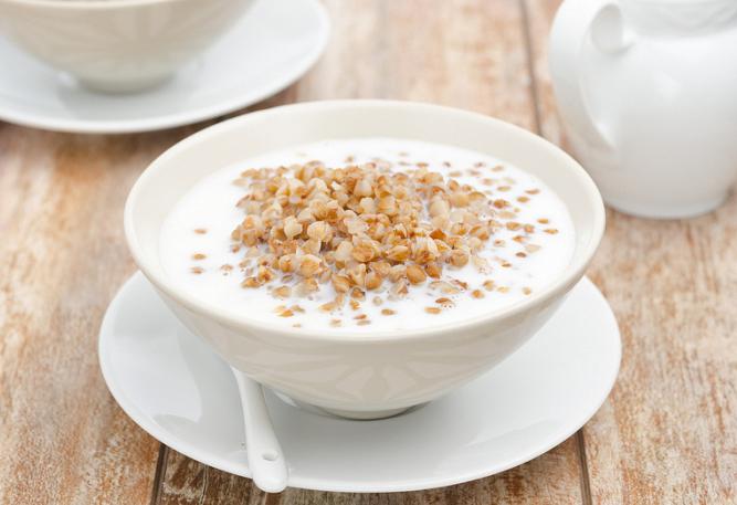 porridge di grano saraceno con stufato in una terrina di redmond