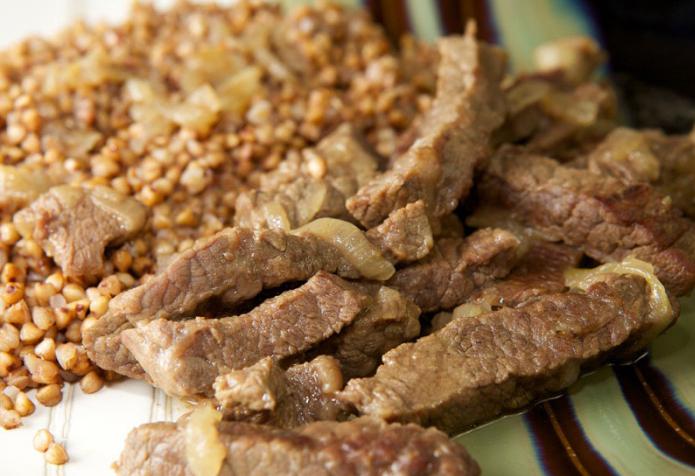 La ricetta per il grano saraceno con la carne in una pentola del vaso di terracotta Redmond