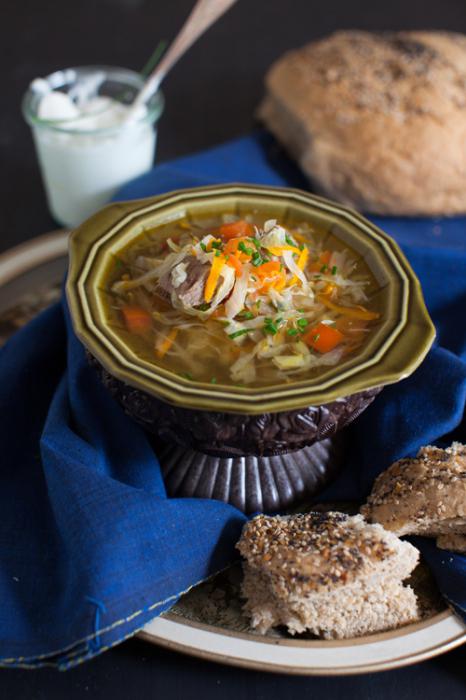 Ugotuj zupę z kiszonej kapusty.