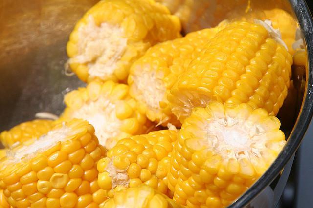 калоријски млади кувани кукуруз