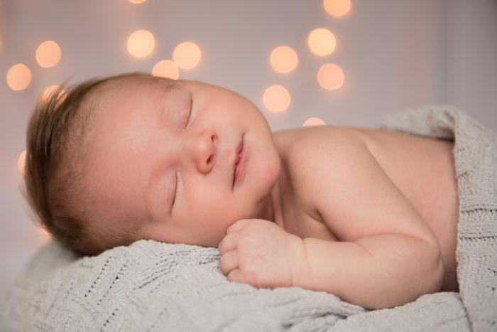 новородено може да спи на стомаха си