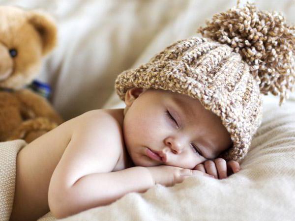 могу ли ставити новорођенче да спава на стомаку