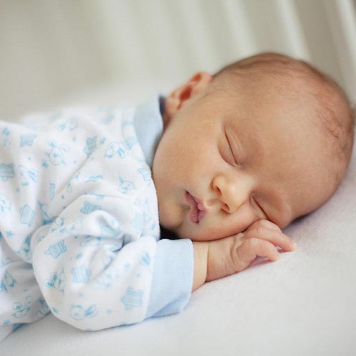 je možno, da novorojenček spi na želodcu s koliko