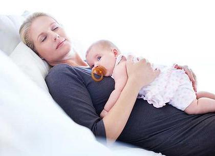 je možno, da novorojenček po hranjenju spi na trebuhu
