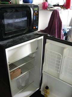 mikrovalovno pečico na hladilniku lahko postavim v pečico
