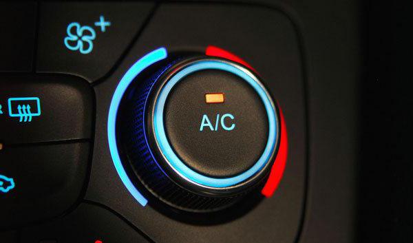 použití klimatizace v autě v zimě