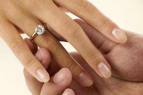 lahko nosim poročne prstane pred poročnimi poročili