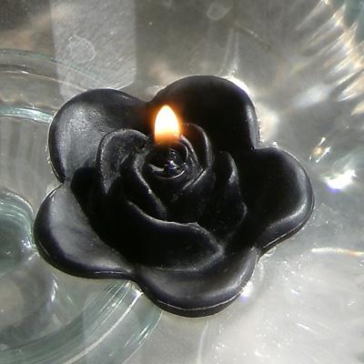 černé voskové svíčky