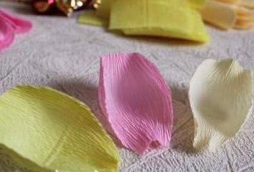 papierowe kwiaty z cukierkami