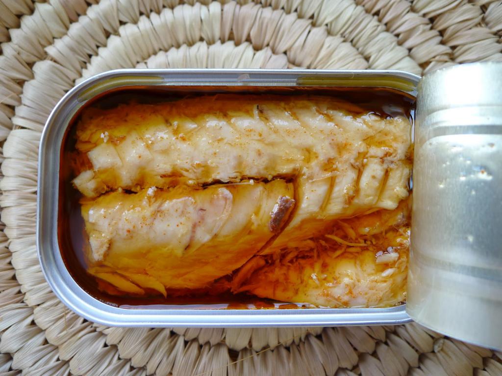 salát s receptou na konzervy makrel