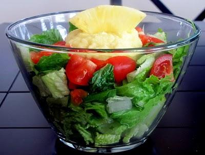 salata s konzerviranim ananasima i piletinom