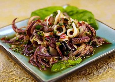 konzervovaný chobotnicový salát
