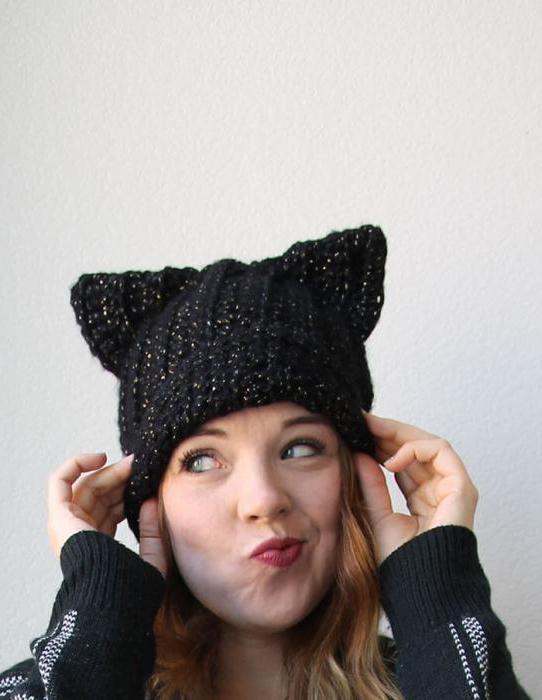legare un cappello con le orecchie di un gatto
