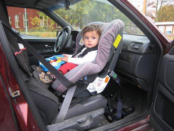 carrozzina per bambini sul sedile anteriore