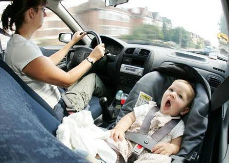 trasporto di bambini sul sedile anteriore di un'auto