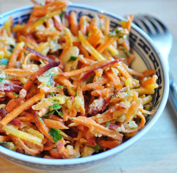 mrkvový salát s česnekem a ředkvičkou