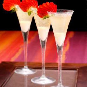 cocktail con champagne e succo di frutta